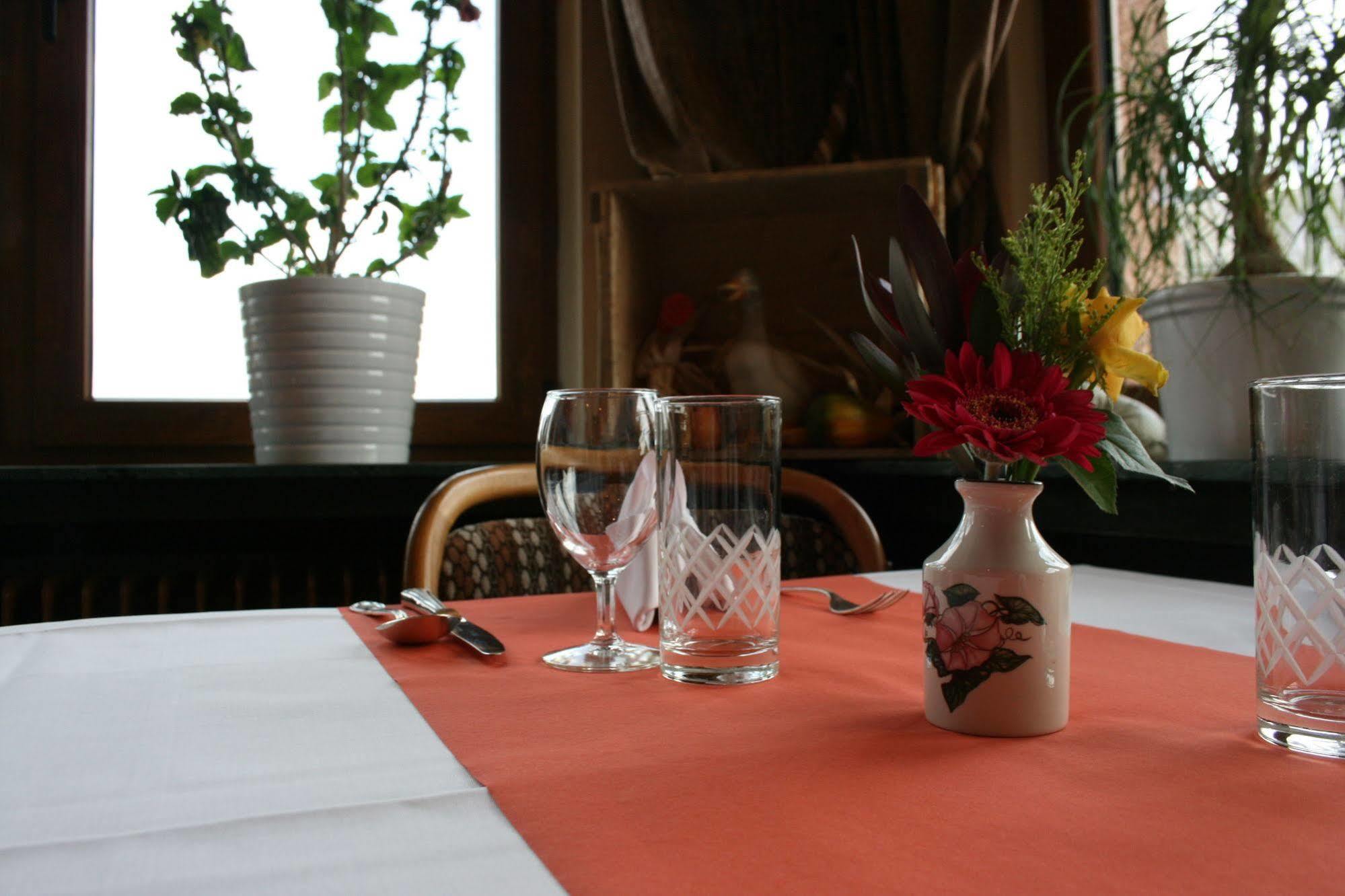 Hotel Restaurant Braas Esch-sur-Sûre Екстериор снимка